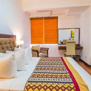 Pearl Royal Hotel, Hotel